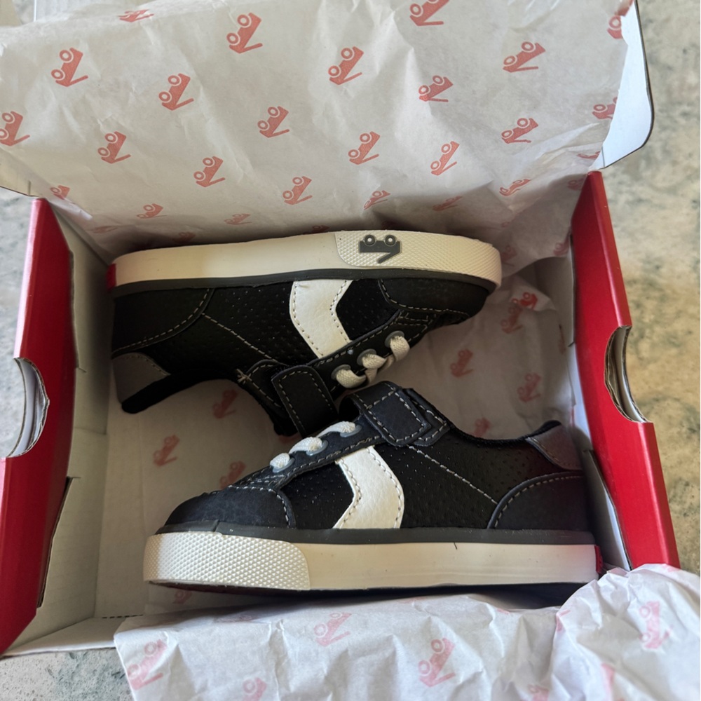 See Kai Run Connor Black Leather Sneakers